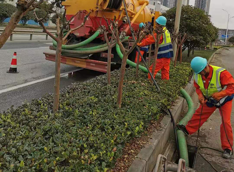 萨迦市政管道清淤